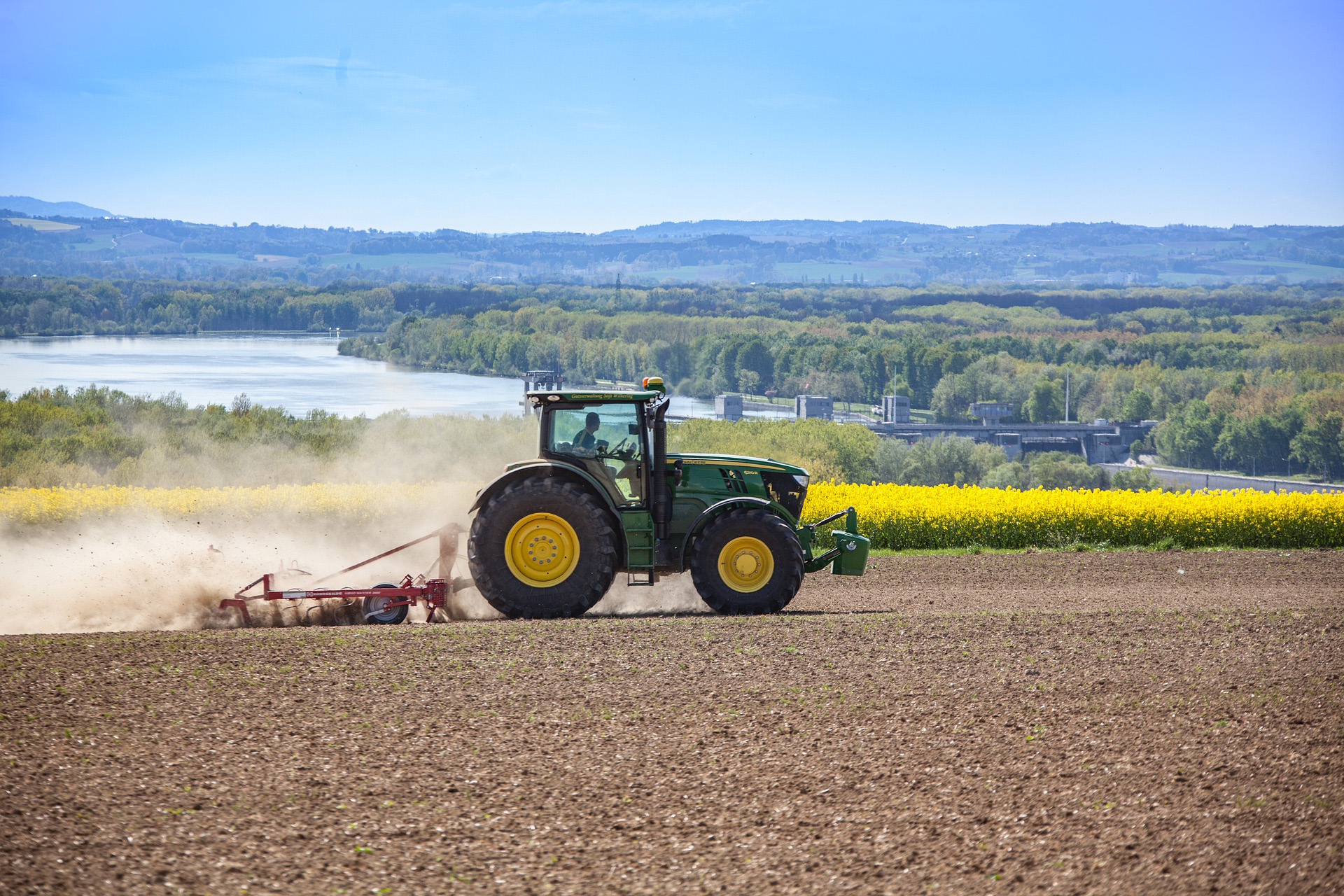 Traktor pflügt Feld, © pixabay